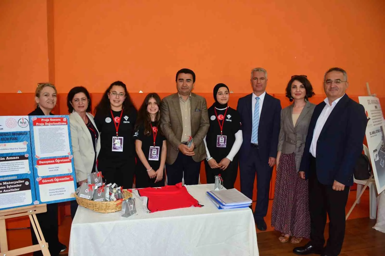 BURSA’NIN OSMANGAZİ İLÇESİNDE, MACİDE GAZİOĞLU KÜKÜRTLÜ ORTAOKULU TARAFINDAN TEKNOLOJİ VE TASARIM ÖĞRETMENİ DİLEK ÇELİK KOORDİNATÖRLÜĞÜNDE HAZIRLANAN "TÜBİTAK 4006 BİLİM FUARI" DÜZENLENEN PROGRAMLA AÇILDI.