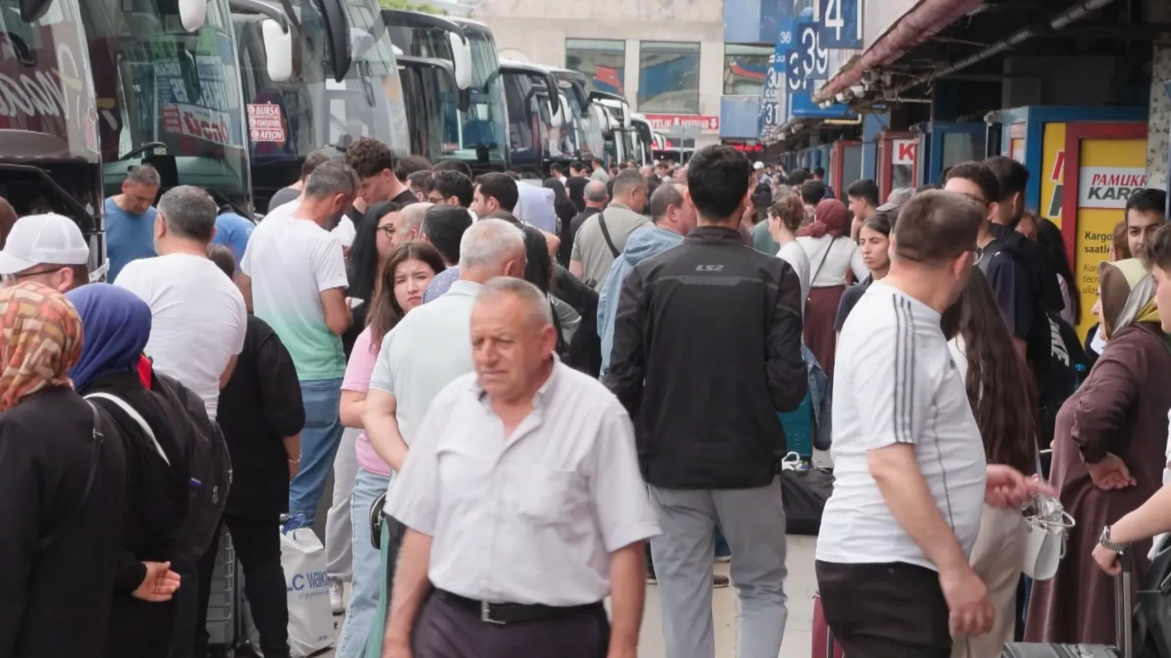 Bayram dönüşü otogarlarda trafik kabusu yaşanıyor