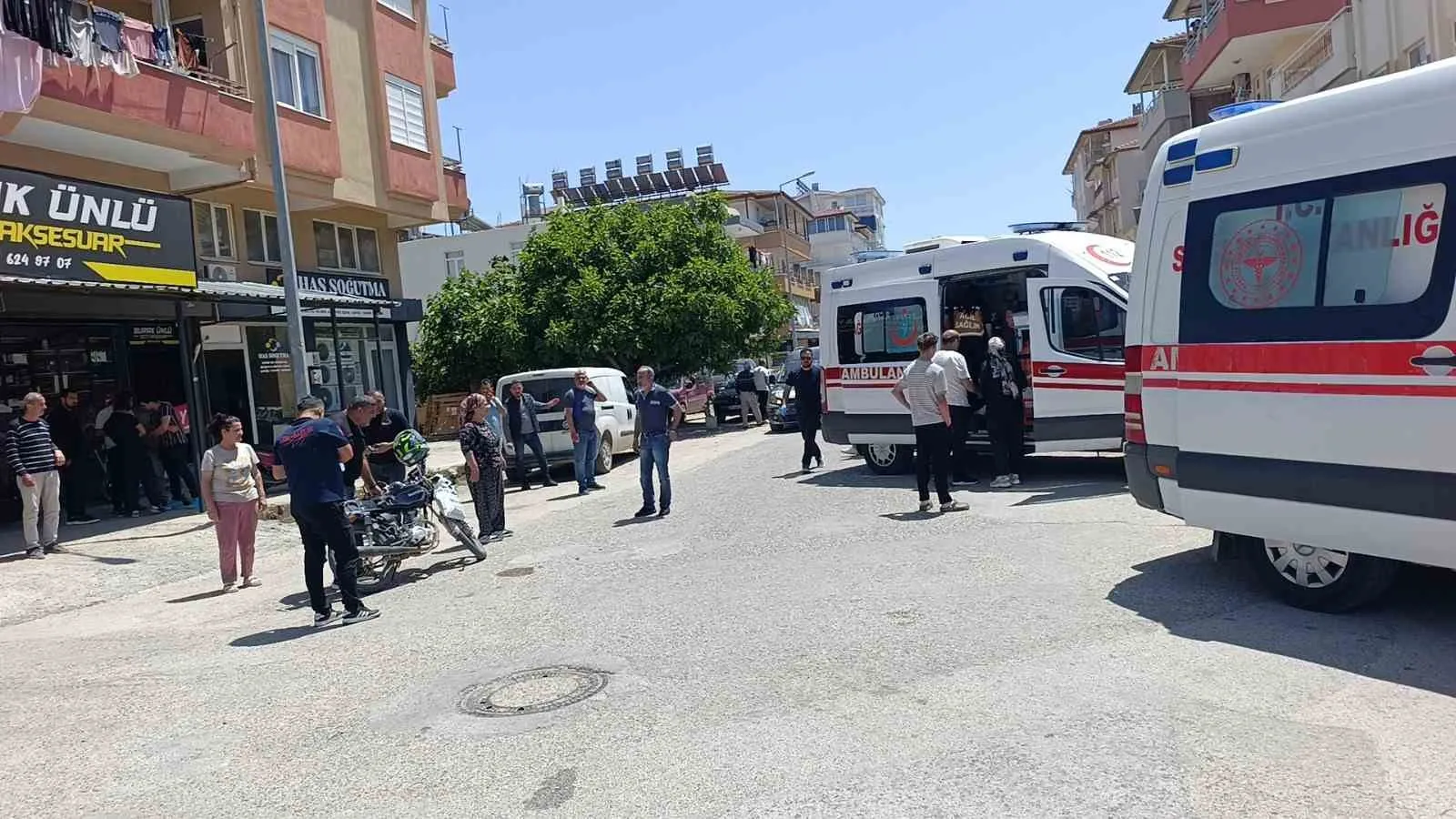 ANTALYA'NIN MANAVGAT İLÇESİNDE KONTROLSÜZ KAVŞAKTA MEYDANA GELEN TRAFİK KAZASINDA OTOMOBİLE ÇARPAN MOTOSİKLETTEKİ 2 KİŞİ ÖLÜMDEN DÖNDÜ. SÜRÜCÜ VE YOLCUNUN SAVRULDU KAZA GÜVENLİK KAMERASINA YANSIRKEN KAZADA 4 KİŞİ YARALANDI