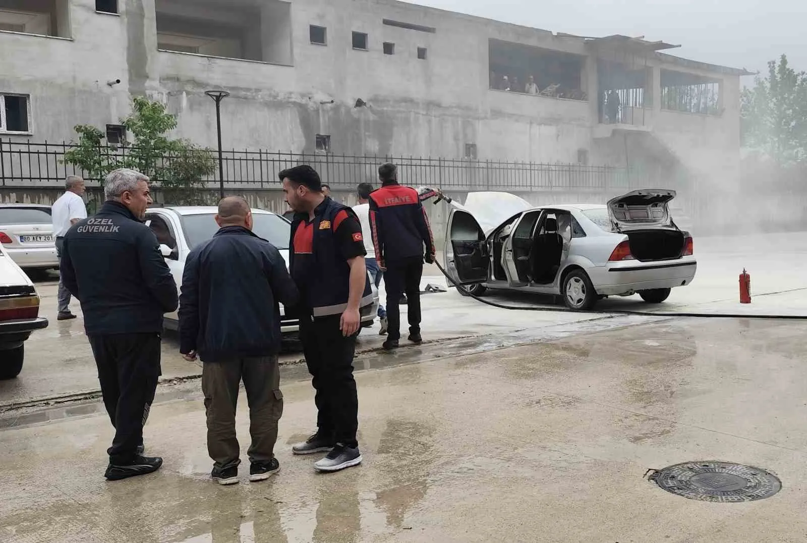 HASTANE OTOPARKINDAKİ OTOMOBİL ALEVLERE TESLİM OLDU