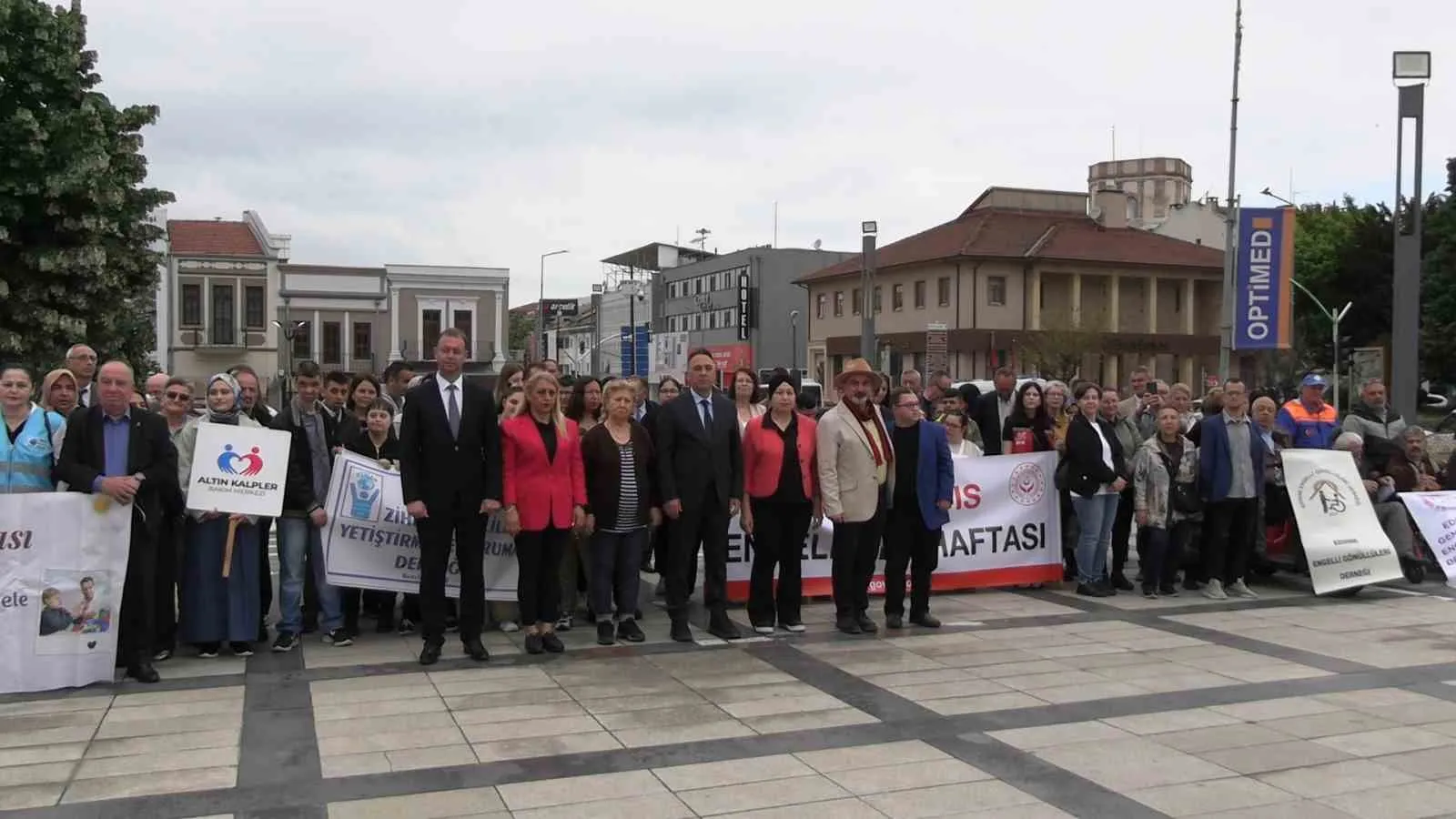 EDİRNE'DE ENGELLİLER HAFTASI DOLAYISIYLA ATATÜRK HEYKELİ ÖNÜNDE ÇELENK TÖRENİ DÜZENLENDİ. TÖRENİN ARDINDAN OLUŞTURULAN KORTEJ EŞLİĞİNDE FARKINDALIK YÜRÜYÜŞÜ YAPILDI.