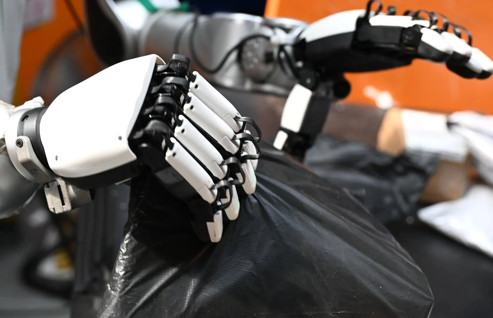Çin, dev posta merkezinde insansı robotları devreye aldı