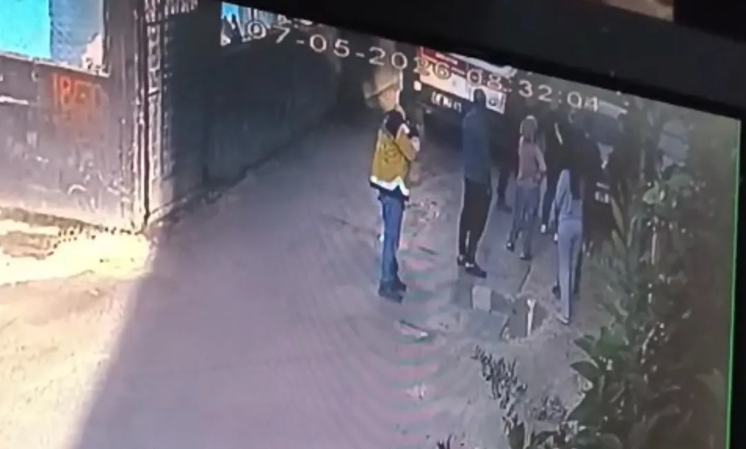 GÖREVLİLERİN, AİLENİN VE KOMŞULARIN AMBULANSIN ANAHTARINI ARAMASI BÖYLE GÖRÜNTÜLENDİ.