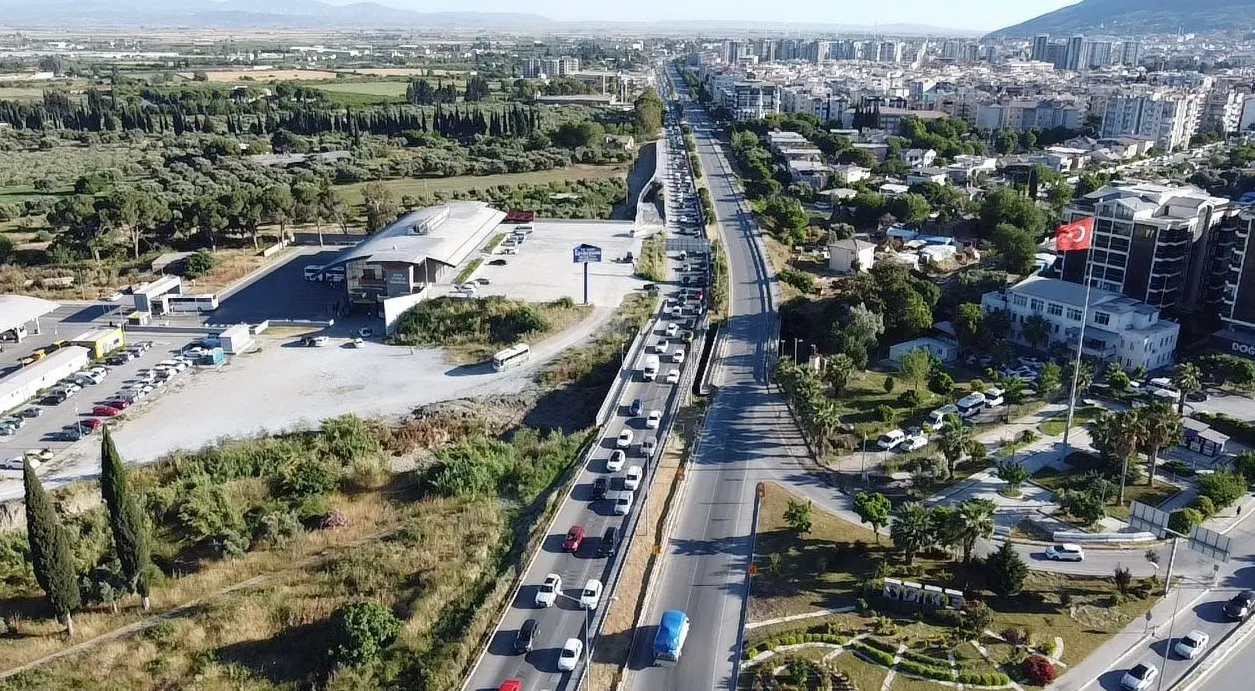 Tatilciler yola döküldü Aydın trafiği kilitlendi