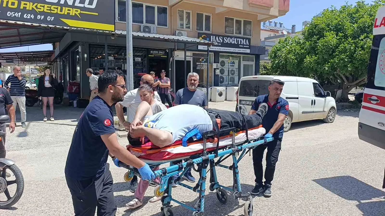 ANTALYA'NIN MANAVGAT İLÇESİNDE KONTROLSÜZ KAVŞAKTA MEYDANA GELEN TRAFİK KAZASINDA OTOMOBİLE ÇARPAN MOTOSİKLETTEKİ 2 KİŞİ ÖLÜMDEN DÖNDÜ. SÜRÜCÜ VE YOLCUNUN SAVRULDU KAZA GÜVENLİK KAMERASINA YANSIRKEN KAZADA 4 KİŞİ YARALANDI