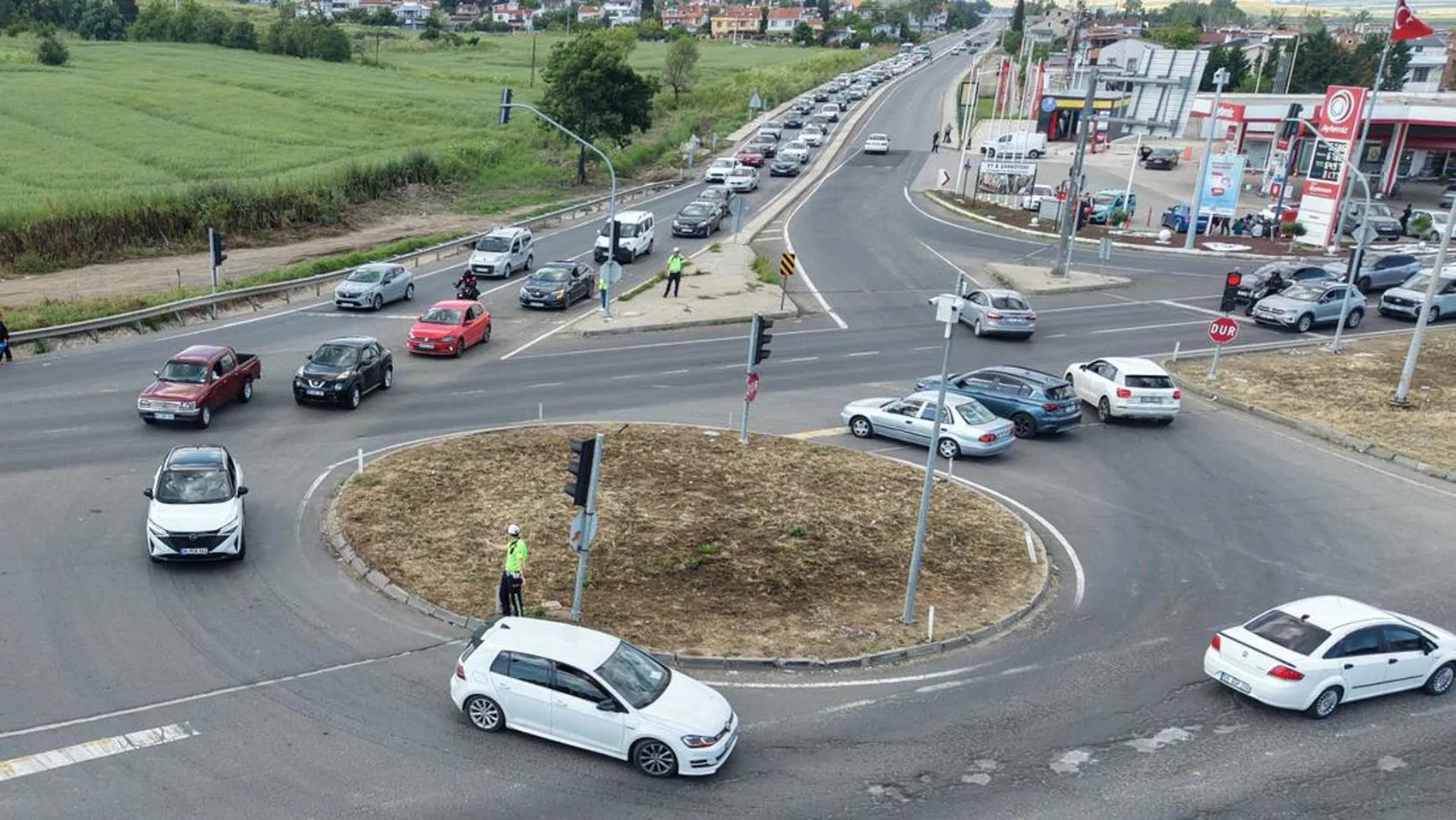 Tatilciler İstanbul yoluna döküldü trafik kilitlendi