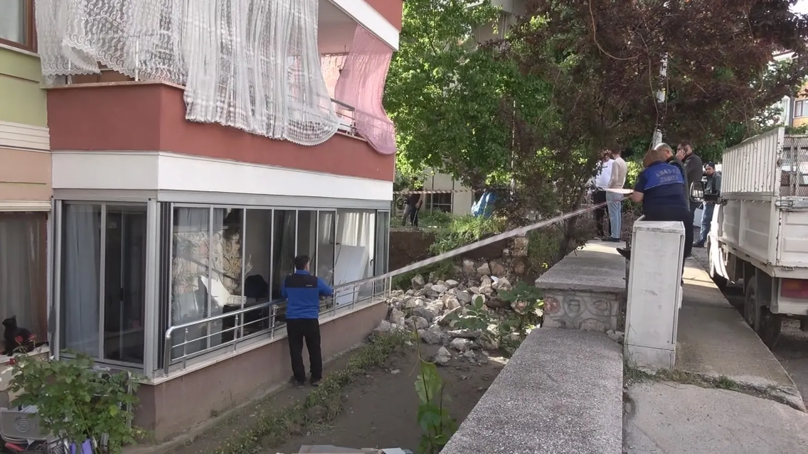 Amasya'da apartman duvarı saniyeler içinde çöktü