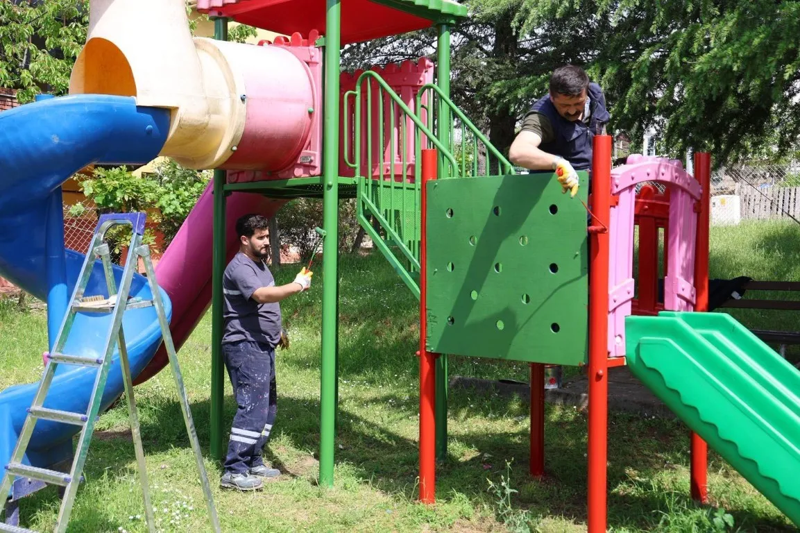 KARTEPE'DE BELEDİYE EKİPLERİ, ÇOCUKLARIN DAHA GÜVENLİ VE KONFORLU VAKİT GEÇİREBİLMESİ AMACIYLA PARKLARDAKİ BAKIM, ONARIM VE YENİLEME ÇALIŞMALARINI SÜRDÜRÜYOR.