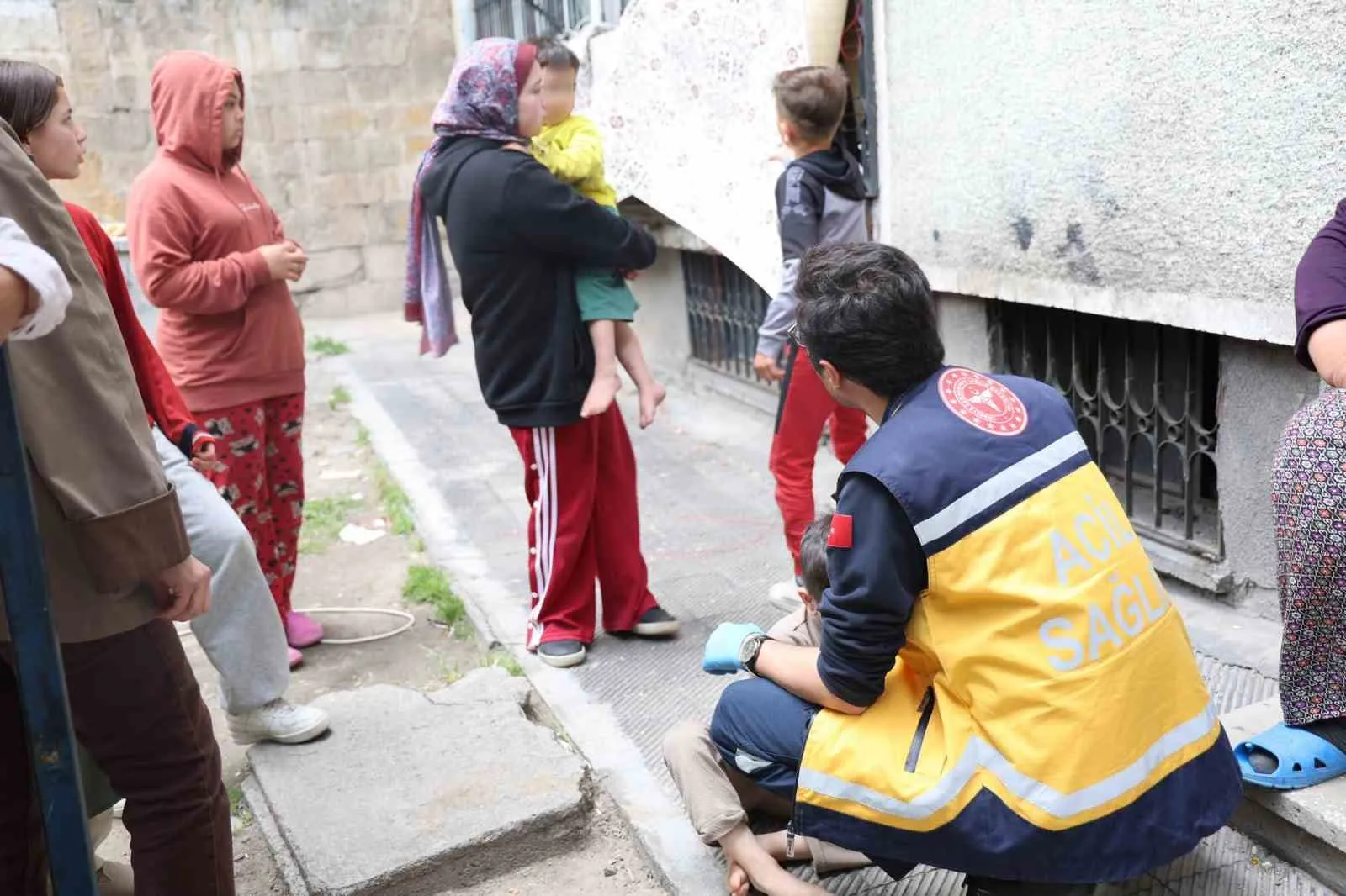 NEVŞEHİR'DE BALKONDA OYNAYAN İKİ KARDEŞ PEŞ PEŞE BALKONDAN DÜŞEREK YARALANDI.