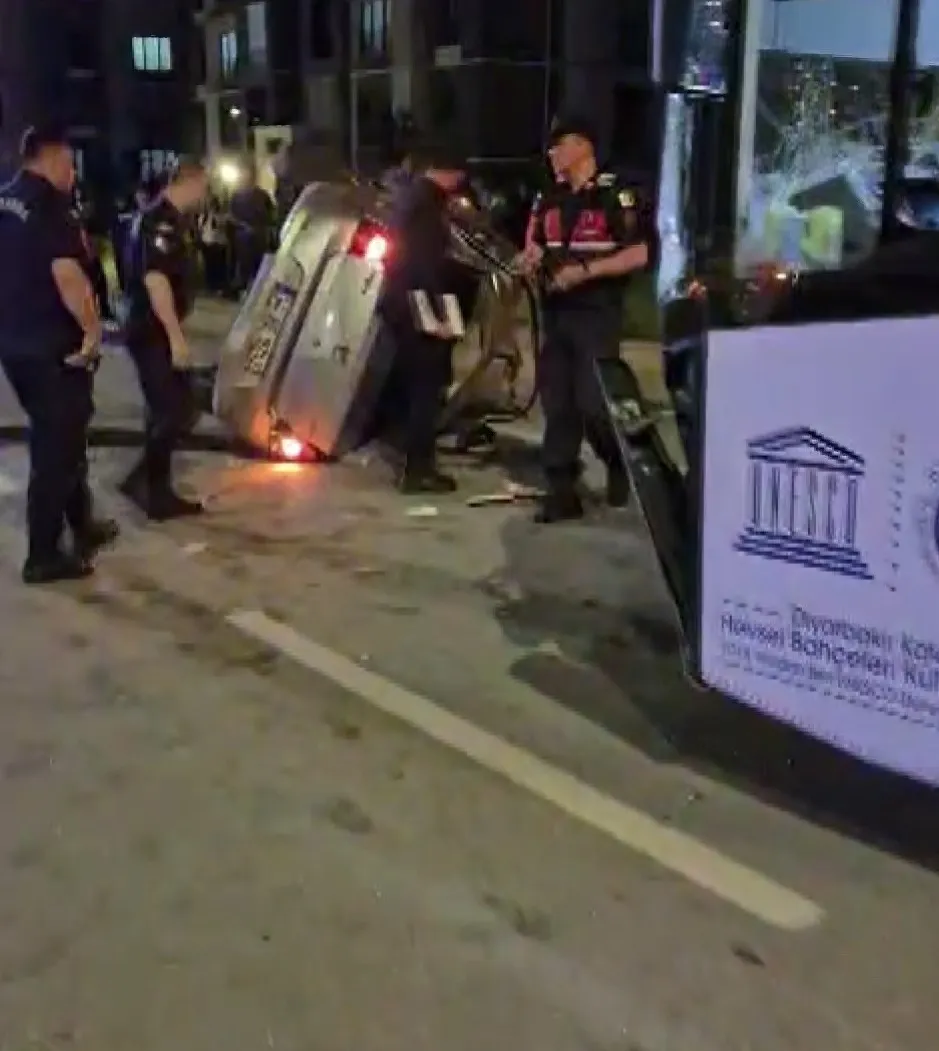 Diyarbakır'da feci kaza Belediye otobüsü otomobille çarpıştı