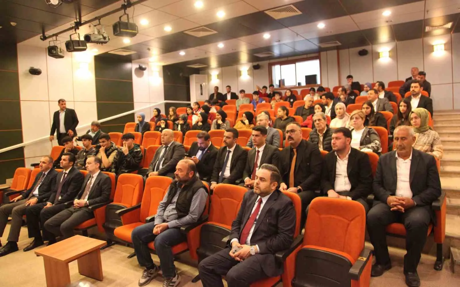 BİTLİS’İN AHLAT İLÇESİNDE “KAPI, FETİH VE KÖK: HAFIZA MEKANLARI" SEMPOZYUMU DÜZENLENDİ.
