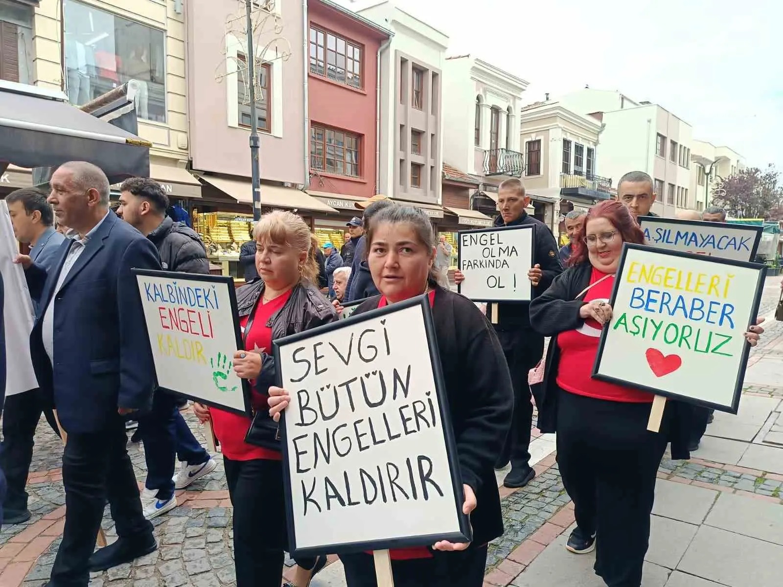 EDİRNE'DE ENGELLİLER HAFTASI DOLAYISIYLA ATATÜRK HEYKELİ ÖNÜNDE ÇELENK TÖRENİ DÜZENLENDİ. TÖRENİN ARDINDAN OLUŞTURULAN KORTEJ EŞLİĞİNDE FARKINDALIK YÜRÜYÜŞÜ YAPILDI.