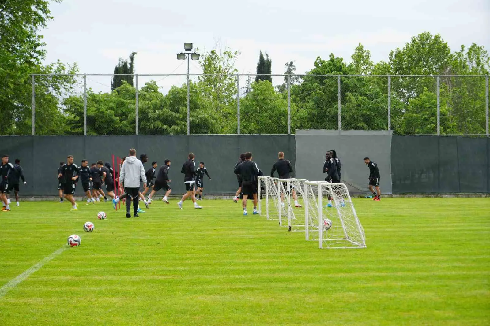 KOCAELİSPOR, TRENDYOL SÜPER LİG’İN 34. HAFTASINDA DEPLASMANDA OYNAYACAĞI ANTALYASPOR MAÇININ HAZIRLIKLARINI KÖRFEZ BRUNGA TESİSLERİ’NDE SÜRDÜRÜRKEN, ANTRENMAN ÖNCESİNDE KALECİ GÖKHAN DEĞİRMENCİ SEZONU VE TAKIMIN LİGDE KALMA SÜRECİNİ DEĞERLENDİRDİ.