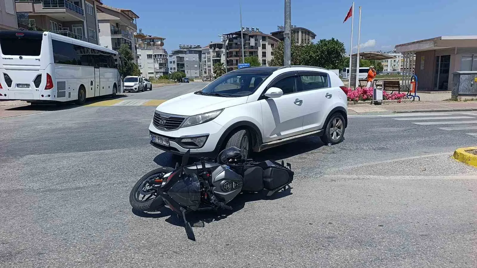 MANAVGAT İLÇESİNDE OTOMOBİLİN HAFİF ŞEKİLDE ÇARPTIĞI MOTOSİKLETİN DEVRİLMESİ SONUCU 1 KİŞİ YARALANDI