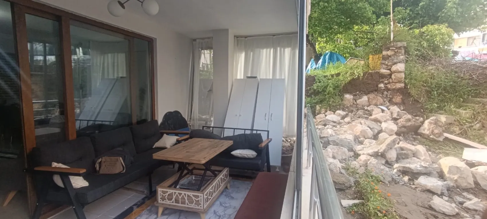 Amasya'da apartman duvarı saniyeler içinde çöktü
