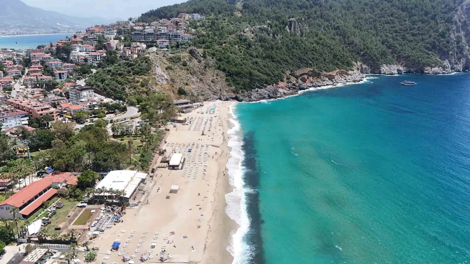 ANTALYA’NIN ALANYA İLÇESİNDE ETKİSİNİ GÖSTEREN YAZ HAVASI, SAHİLLERİ HAREKETLENDİRDİ. YERLİ VE YABANCI TURİSTLER GÜNEŞLİ HAVAYI FIRSAT BİLEREK PLAJLARA AKIN ETTİ.