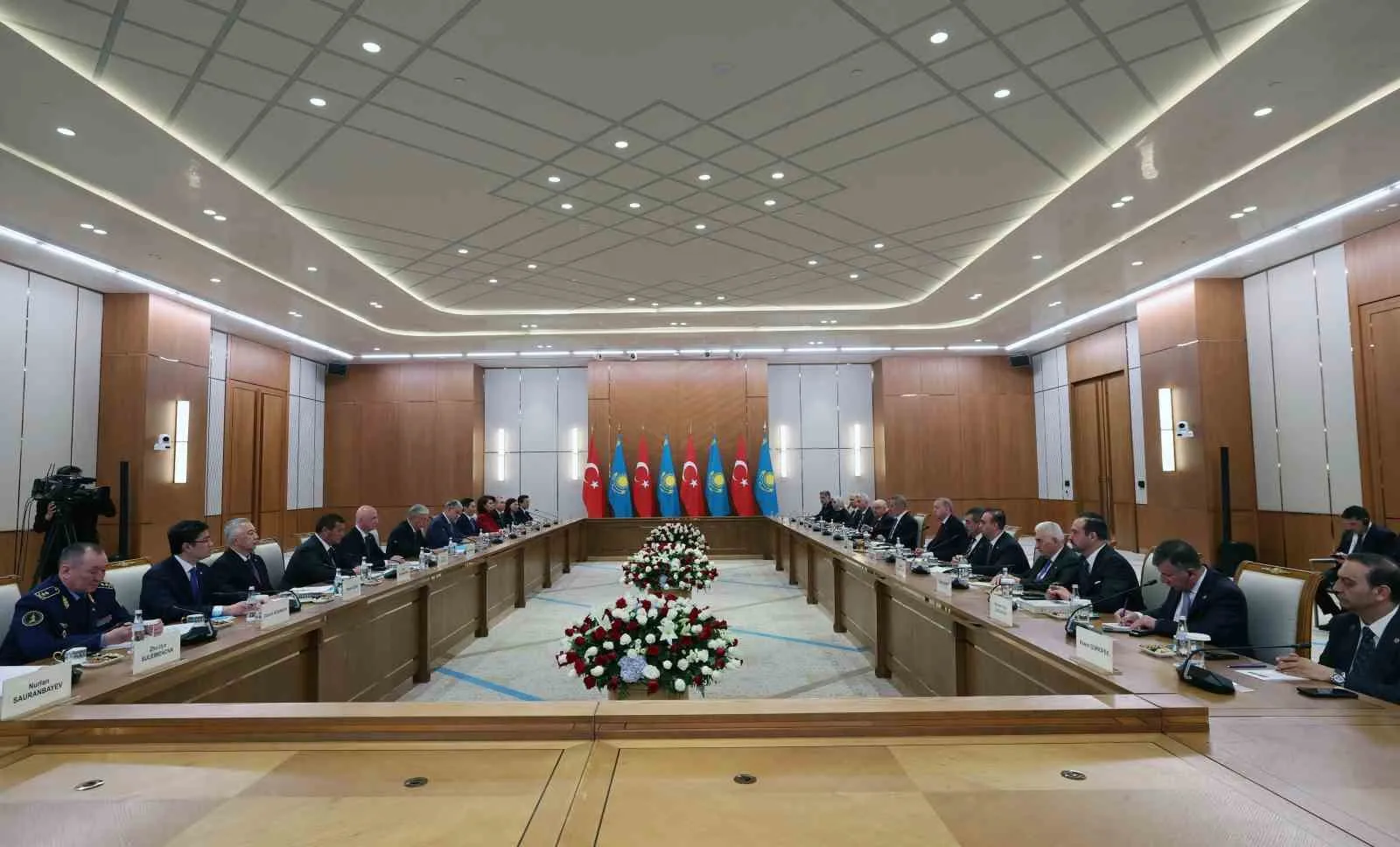 İKİ LİDER, BAŞ BAŞA GÖRÜŞMENİN ARDINDAN HEYETLER ARASI GÖRÜŞMEYE BAŞKANLIK ETTİ.