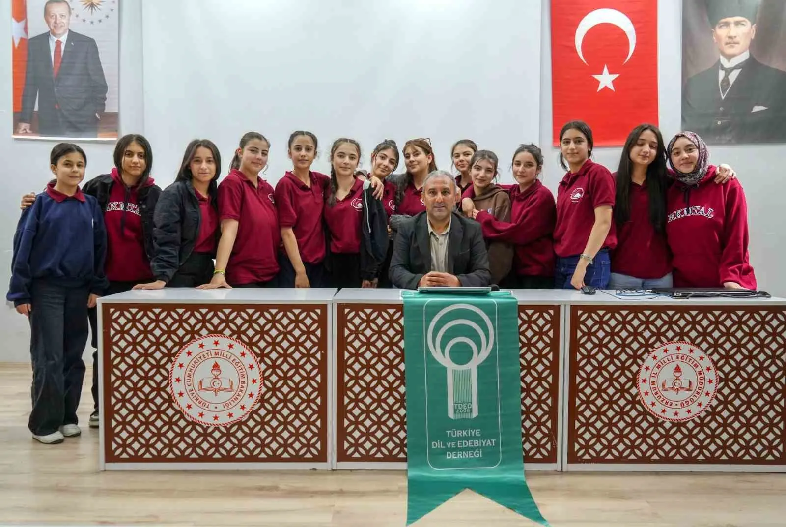 MİLLİ EĞİTİM BAKANLIĞI’NIN "DİLİMİZİN ZENGİNLİKLERİ" PROJESİ KAPSAMINDA, ERZURUM’DA GAZETECİ NİHAT KILIÇOĞULLARI TARAFINDAN LİSE ÖĞRENCİLERİNE "FOTOĞRAFLARLA ŞEHRİN DİLİNİ ANLAMAK" KONULU BİR SÖYLEŞİ DÜZENLENDİ.