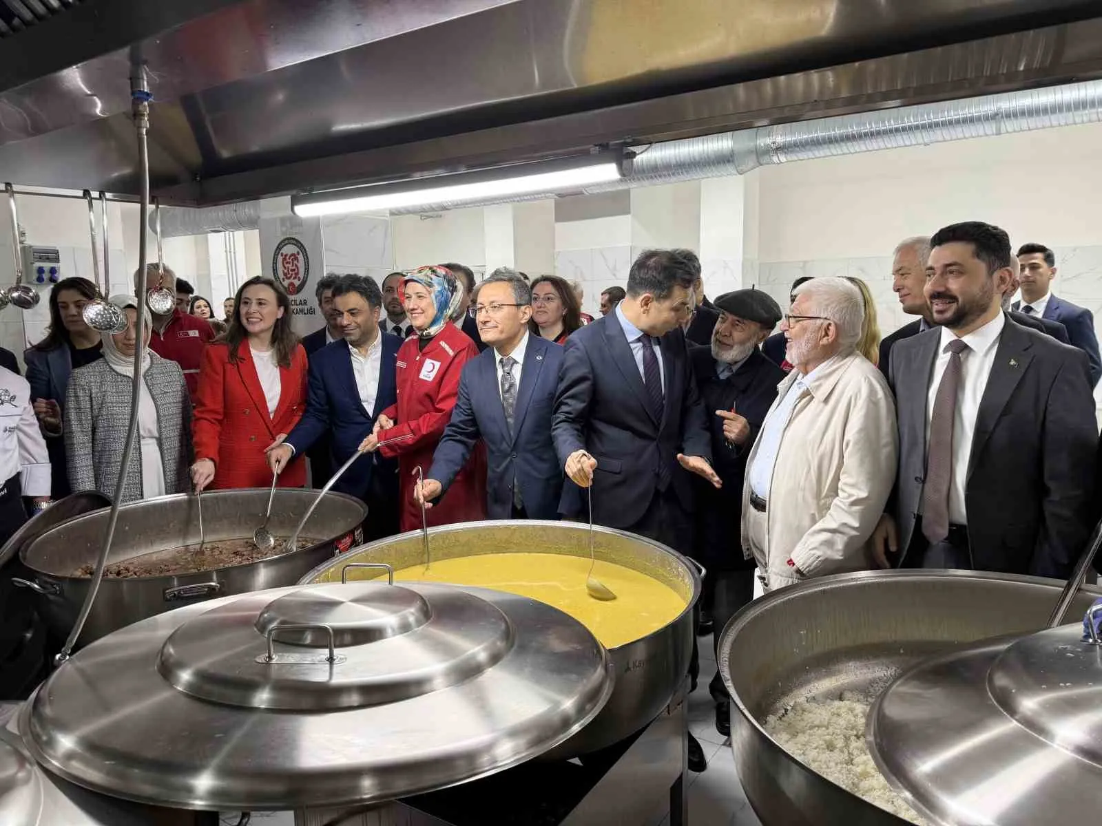 BAĞCILAR’DA GÜNLÜK 5 BİN KİŞİYE SICAK YEMEK VERME KAPASİTESİNE SAHİP AŞEVİ AÇILDI