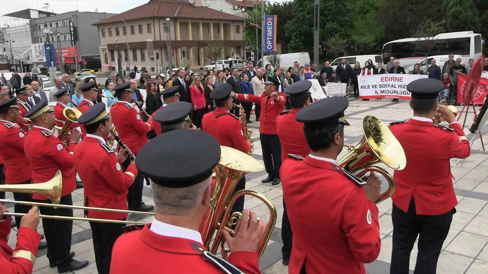 EDİRNE'DE ENGELLİLER HAFTASI DOLAYISIYLA ATATÜRK HEYKELİ ÖNÜNDE ÇELENK TÖRENİ DÜZENLENDİ. TÖRENİN ARDINDAN OLUŞTURULAN KORTEJ EŞLİĞİNDE FARKINDALIK YÜRÜYÜŞÜ YAPILDI.