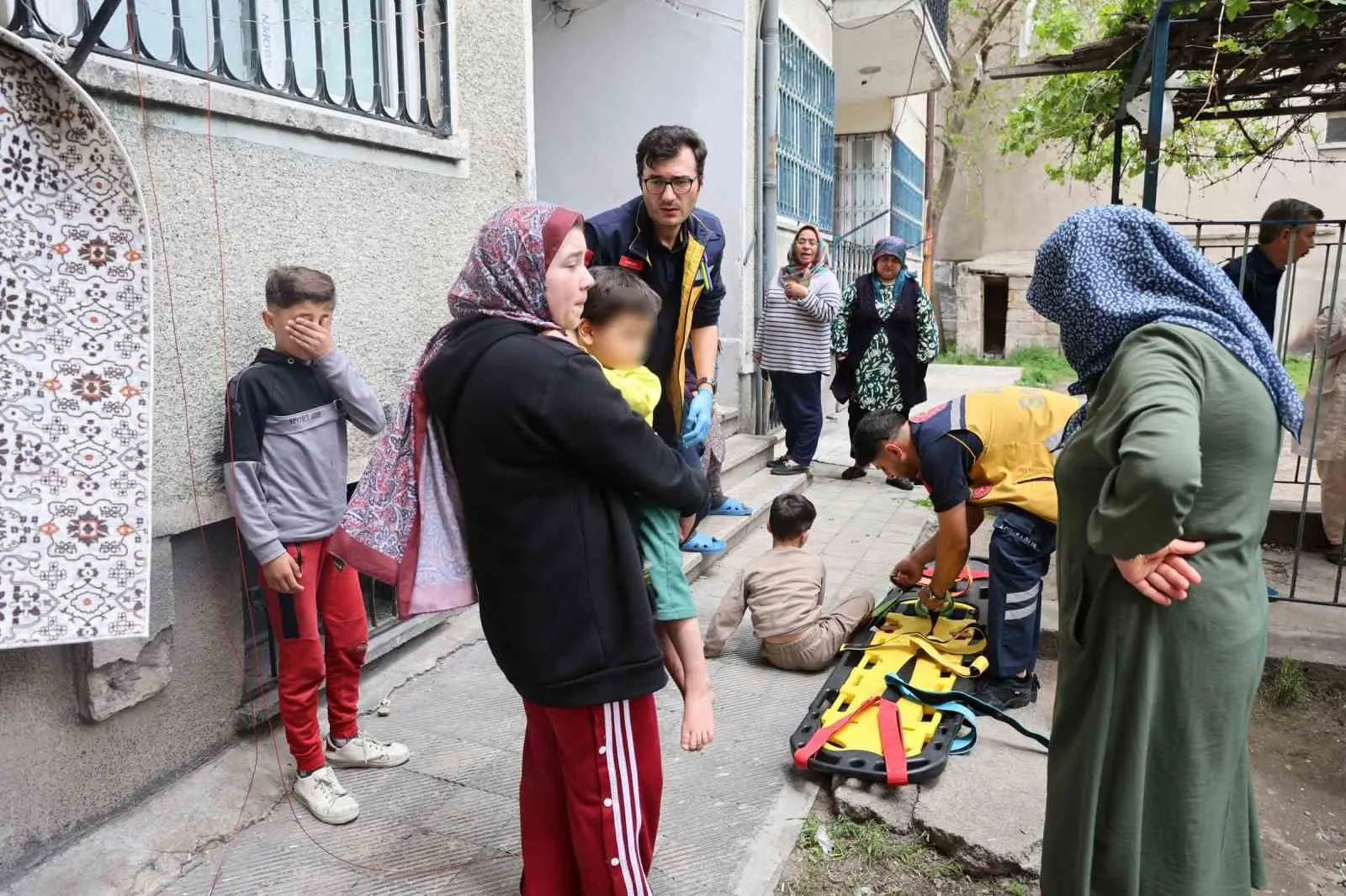 NEVŞEHİR'DE BALKONDA OYNAYAN İKİ KARDEŞ PEŞ PEŞE BALKONDAN DÜŞEREK YARALANDI.
