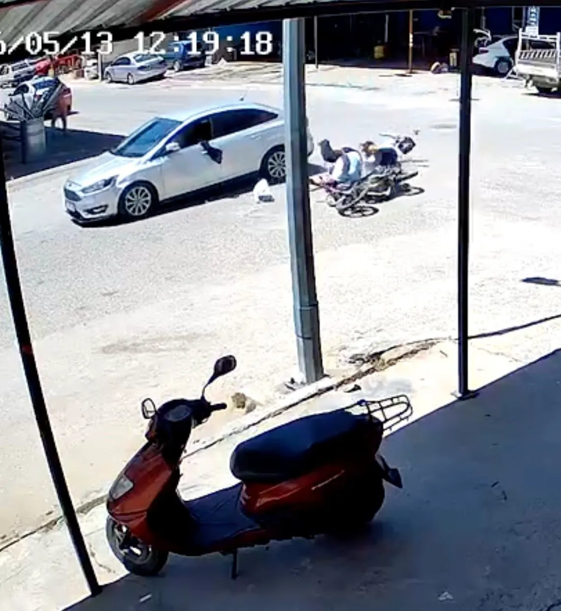 ANTALYA'NIN MANAVGAT İLÇESİNDE KONTROLSÜZ KAVŞAKTA MEYDANA GELEN TRAFİK KAZASINDA OTOMOBİLE ÇARPAN MOTOSİKLETTEKİ 2 KİŞİ ÖLÜMDEN DÖNDÜ. SÜRÜCÜ VE YOLCUNUN SAVRULDU KAZA GÜVENLİK KAMERASINA YANSIRKEN KAZADA 4 KİŞİ YARALANDI
