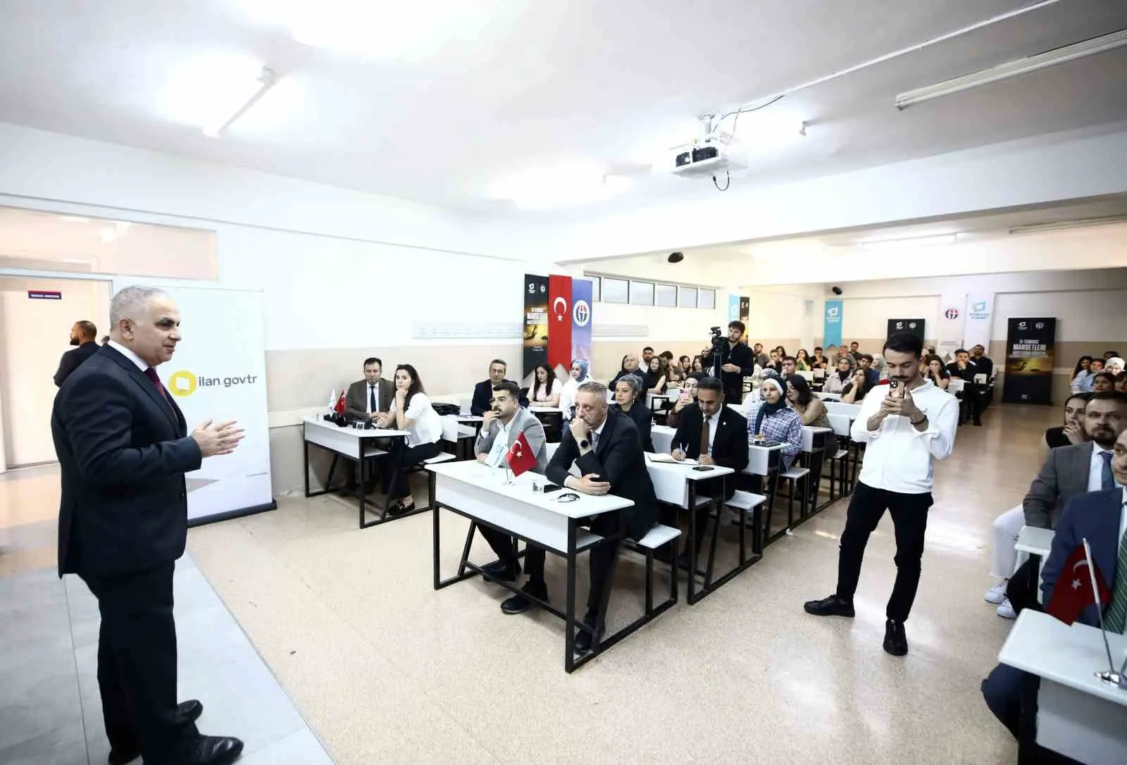 DOÇ. DR. SÜLEYMAN ŞAHAN TARAFINDAN "MEDYA ETİĞİ VE DEZENFORMASYONLA MÜCADELE" BAŞLIKLI SUNUM GERÇEKLEŞTİRİLDİ.
