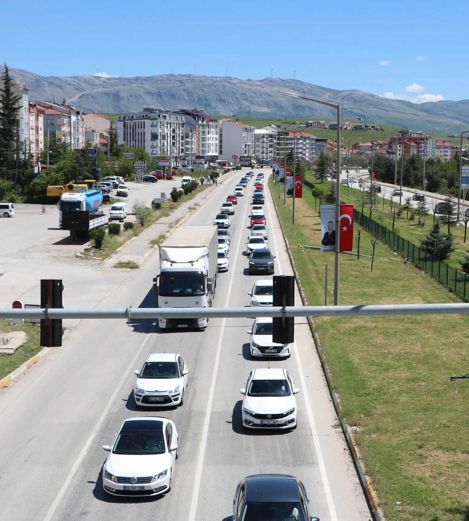 Tatil dönüşü Afyonkarahisar yolunda uzun araç kuyrukları oluştu