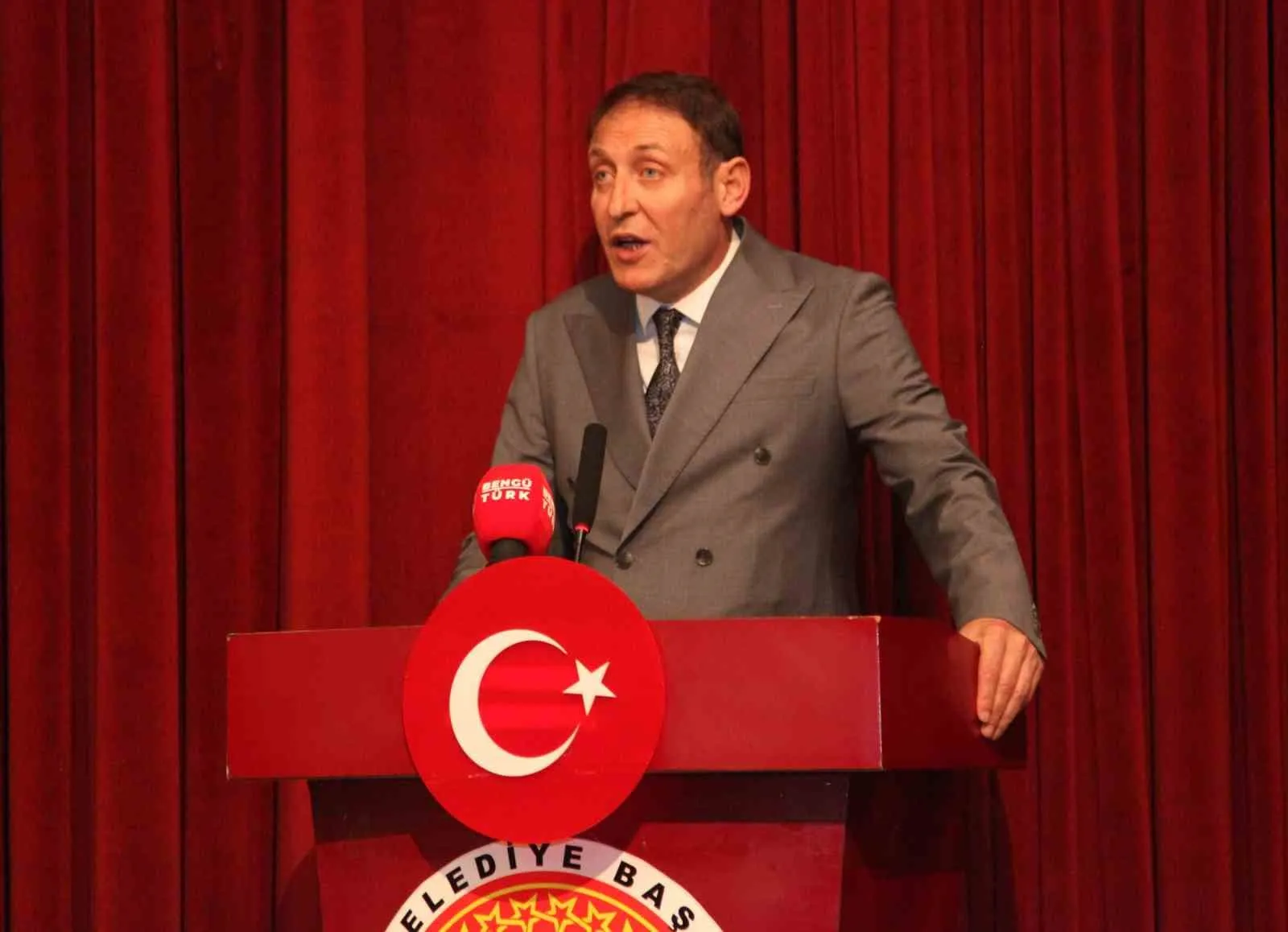 FETİH VE KÖK HAFIZA MEKANLARI AHLAT/MALAZGİRT ÇALIŞMALARI ENSTİTÜSÜ BAŞKANI MUHAMMET HANİFİ MACİT DE SEMPOZYUMUN ÖNEMİNE DEĞİNEREK, AHLAT’IN TARİH BOYUNCA STRATEJİK VE KÜLTÜREL BİR MERKEZ OLDUĞUNU SÖYLEDİ.