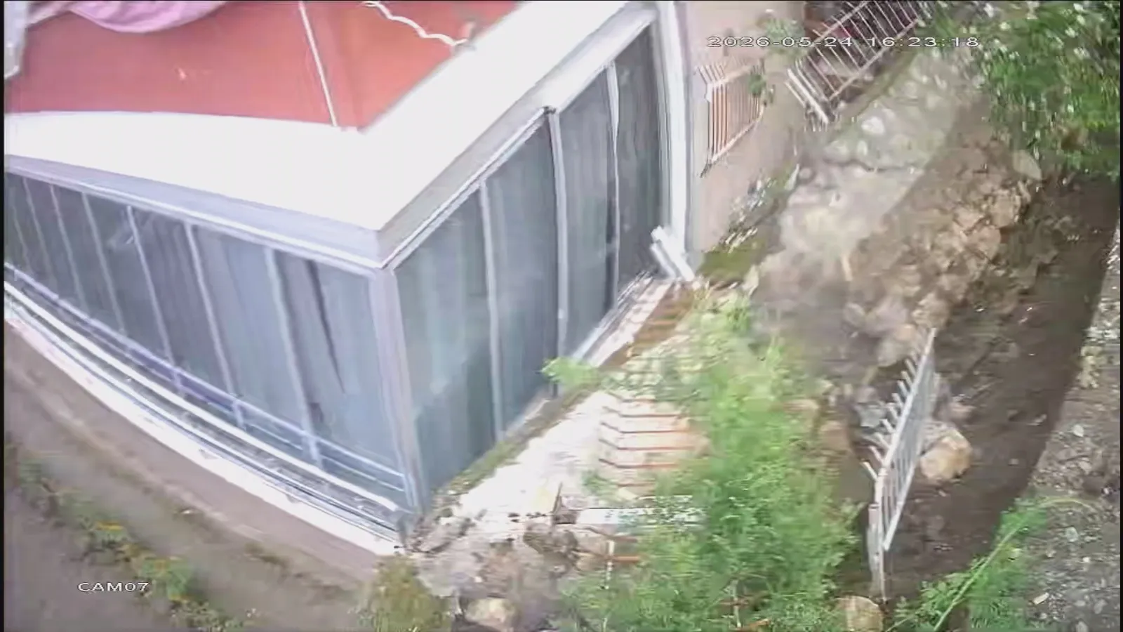 Amasya'da apartman duvarı saniyeler içinde çöktü
