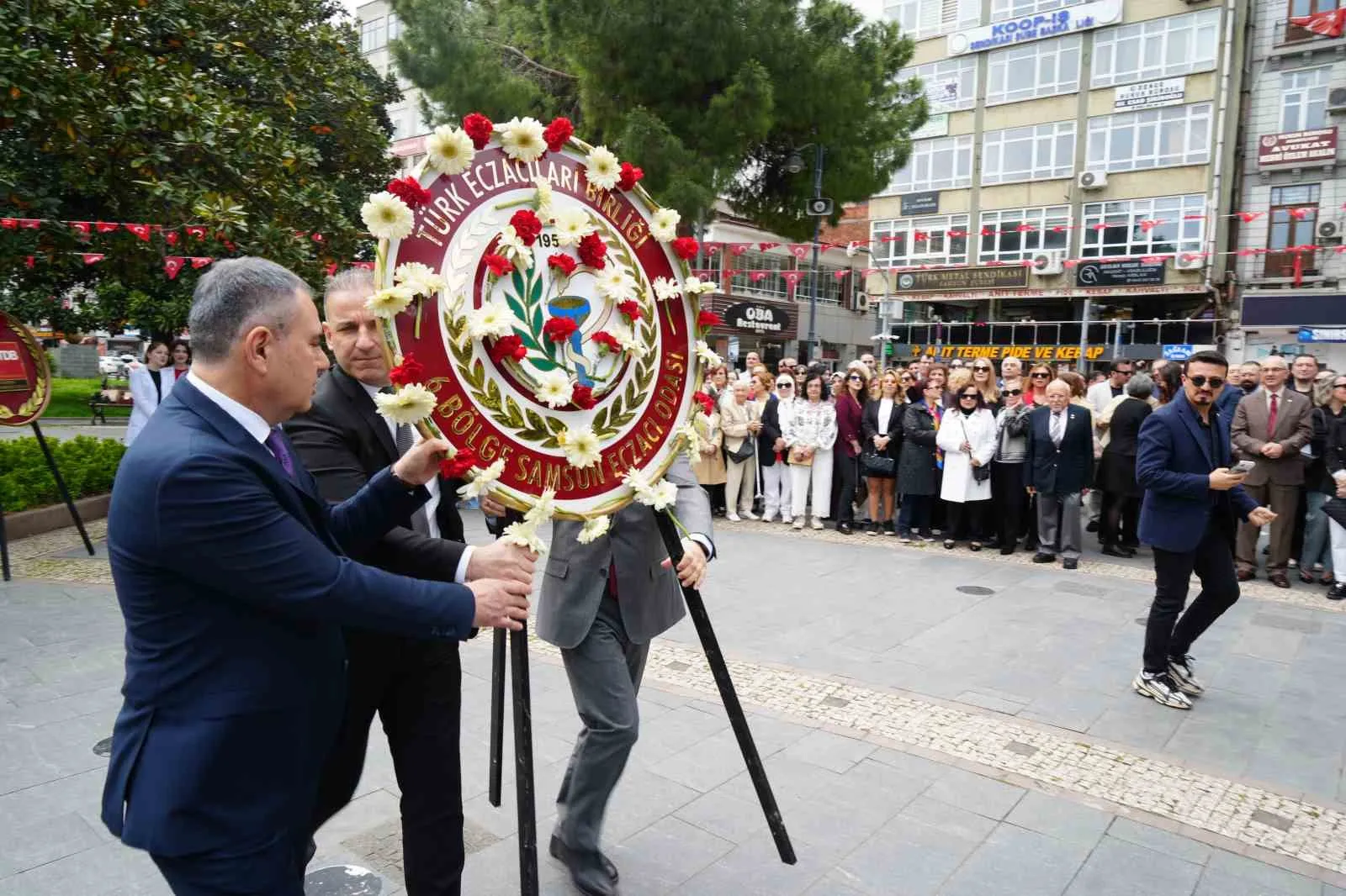 BİLİMSEL ECZACILIĞIN 187’İNCİ YIL DÖNÜMÜ OLAN "14 MAYIS BİLİMSEL ECZACILIK GÜNÜ" DOLAYISIYLA ONUR ANITI'NA ÇELENK BIRAKILDI.