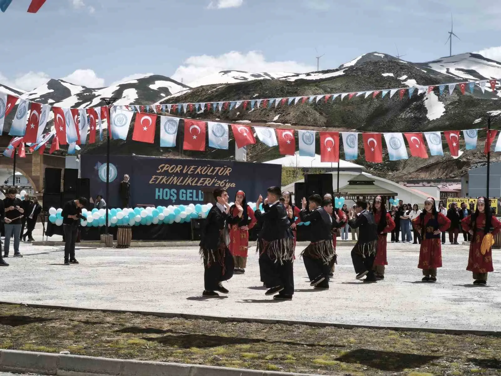 BİTLİS EREN ÜNİVERSİTESİ TARAFINDAN DÜZENLENEN SPOR VE KÜLTÜR ŞÖLENİ RENKLİ GÖRÜNTÜLERE SAHNE OLDU.