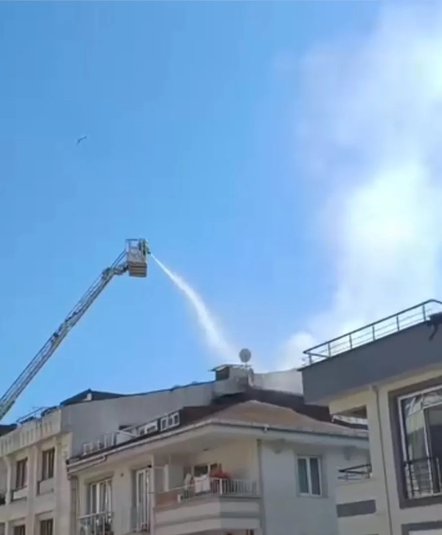 Küçükçekmece'de bir binanın çatısı alevlere teslim oldu