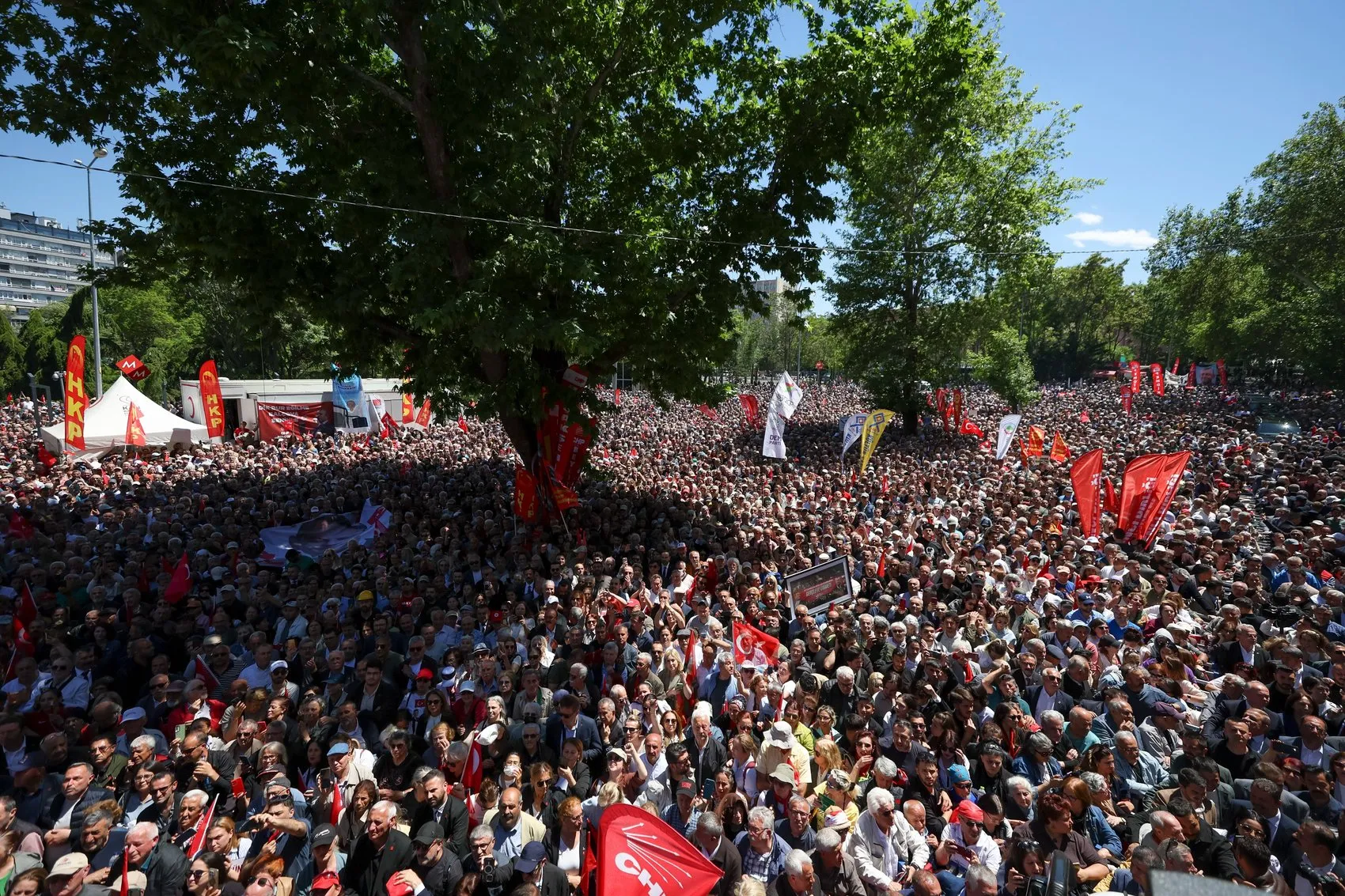Özgür Özel'den parti yönetimine erken kurultay çağrısı