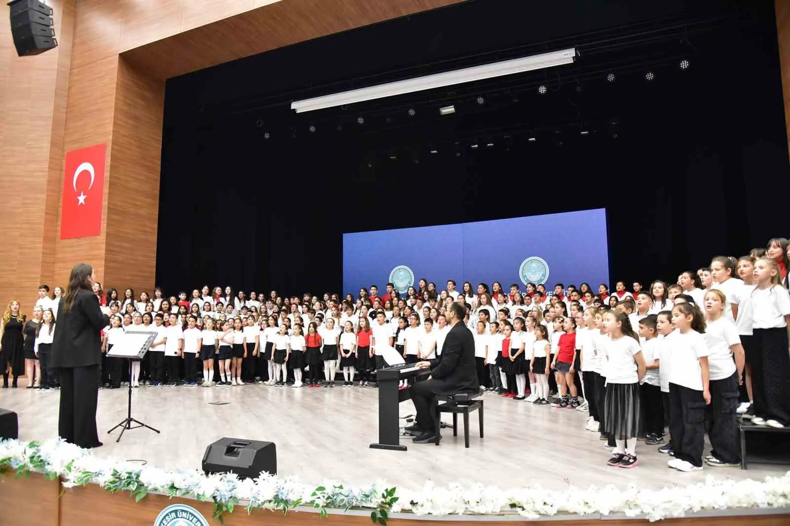 300 ÇOCUKTAN OLUŞAN KORODAN MUHTEŞEM KONSER