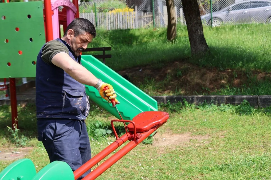 KARTEPE'DE BELEDİYE EKİPLERİ, ÇOCUKLARIN DAHA GÜVENLİ VE KONFORLU VAKİT GEÇİREBİLMESİ AMACIYLA PARKLARDAKİ BAKIM, ONARIM VE YENİLEME ÇALIŞMALARINI SÜRDÜRÜYOR.