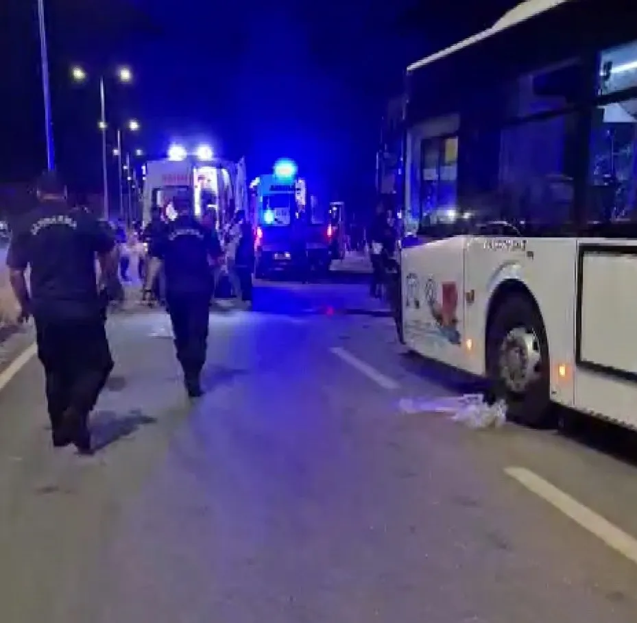 Diyarbakır'da feci kaza Belediye otobüsü otomobille çarpıştı