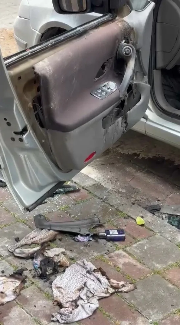 AYDIN'IN EFELER İLÇESİNDE PARK HALİNDEKİ OTOMOBİLDE ÇIKAN YANGIN PANİĞE NEDEN OLURKEN, ARAÇTA MADDİ HASAR MEYDANA GELDİ.