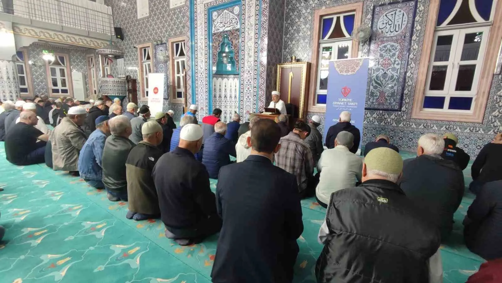 DENİZLİ’DE HAC İBADETİNİ YERİNE GETİRECEK 201 HACI ADAYI, HİLAL CAMİSİNDE SABAH NAMAZININ ARDINDAN DÜZENLENEN TÖRENLE KUTSAL TOPRAKLARA UĞURLANDI. İL MÜFTÜSÜ ABDULLAH PAMUKLU, HACI ADAYLARINA SABIR, KARDEŞLİK VE MANEVİ BİLİNÇ VURGUSUNDA BULUNDU.