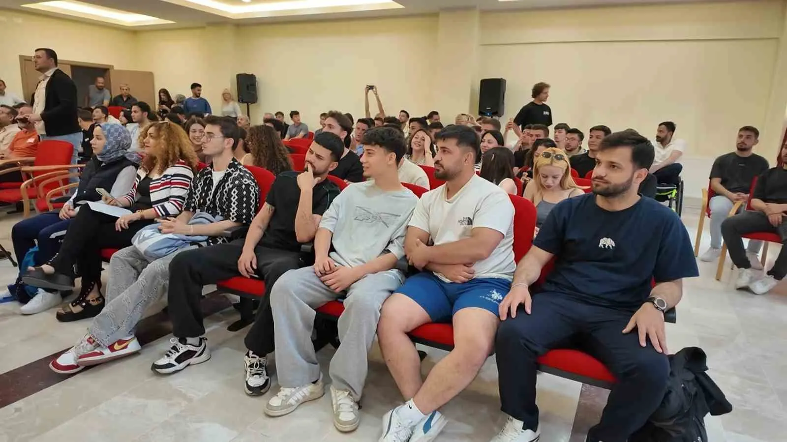 SELÇUK ÜNİVERSİTESİ SPOR BİLİMLERİ FAKÜLTESİ TARAFINDAN DÜZENLENEN "GÜNÜMÜZ FUTBOLUNDA ANTRENÖRÜN ROLÜ" TEMALI KARİYER GELİŞİM PANELİNDE, KONYASPOR TEKNİK DİREKTÖRÜ İLHAN PALUT VE TEKNİK EKİP ÜYELERİ ÖĞRENCİLERLE BİR ARAYA GELDİ.