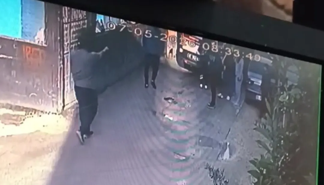 GÖREVLİLERİN, AİLENİN VE KOMŞULARIN AMBULANSIN ANAHTARINI ARAMASI BÖYLE GÖRÜNTÜLENDİ.