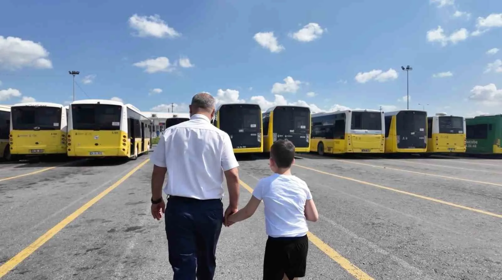 SEFERİNİ TAMAMLAYAN VE OTOBÜSÜ PARK ETTİKTEN SONRA ÇOCUKLA YAKINDAN İLGİLENEN KARATAŞ, ÇOCUĞUN CEBİNDE BULUNAN AKILLI SAAT YARDIMIYLA ANNESİNE ULAŞARAK ÇOCUĞUN OTOBÜSTE VE GÜVENDE OLDUĞUNU HABER VERDİ
