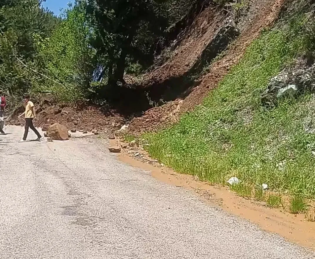 Osmaniye'de dağdan kopan kaya parçaları yolu kapattı