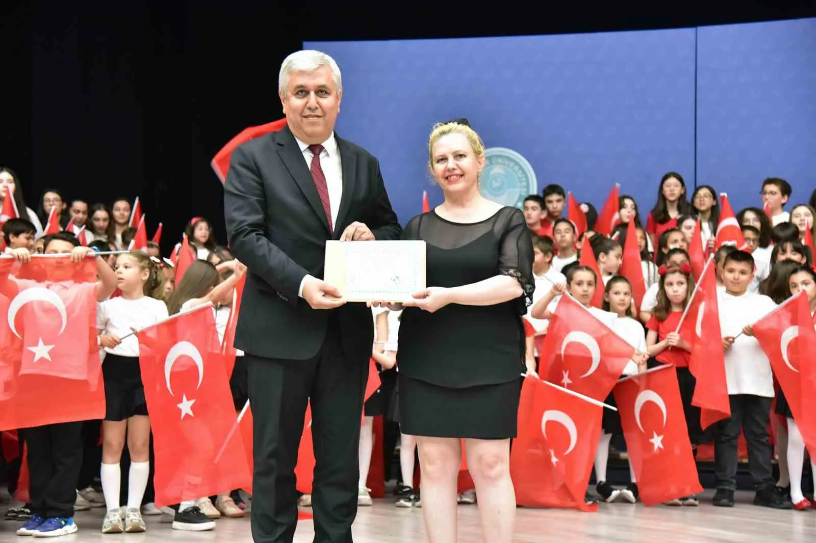 300 ÇOCUKTAN OLUŞAN KORODAN MUHTEŞEM KONSER