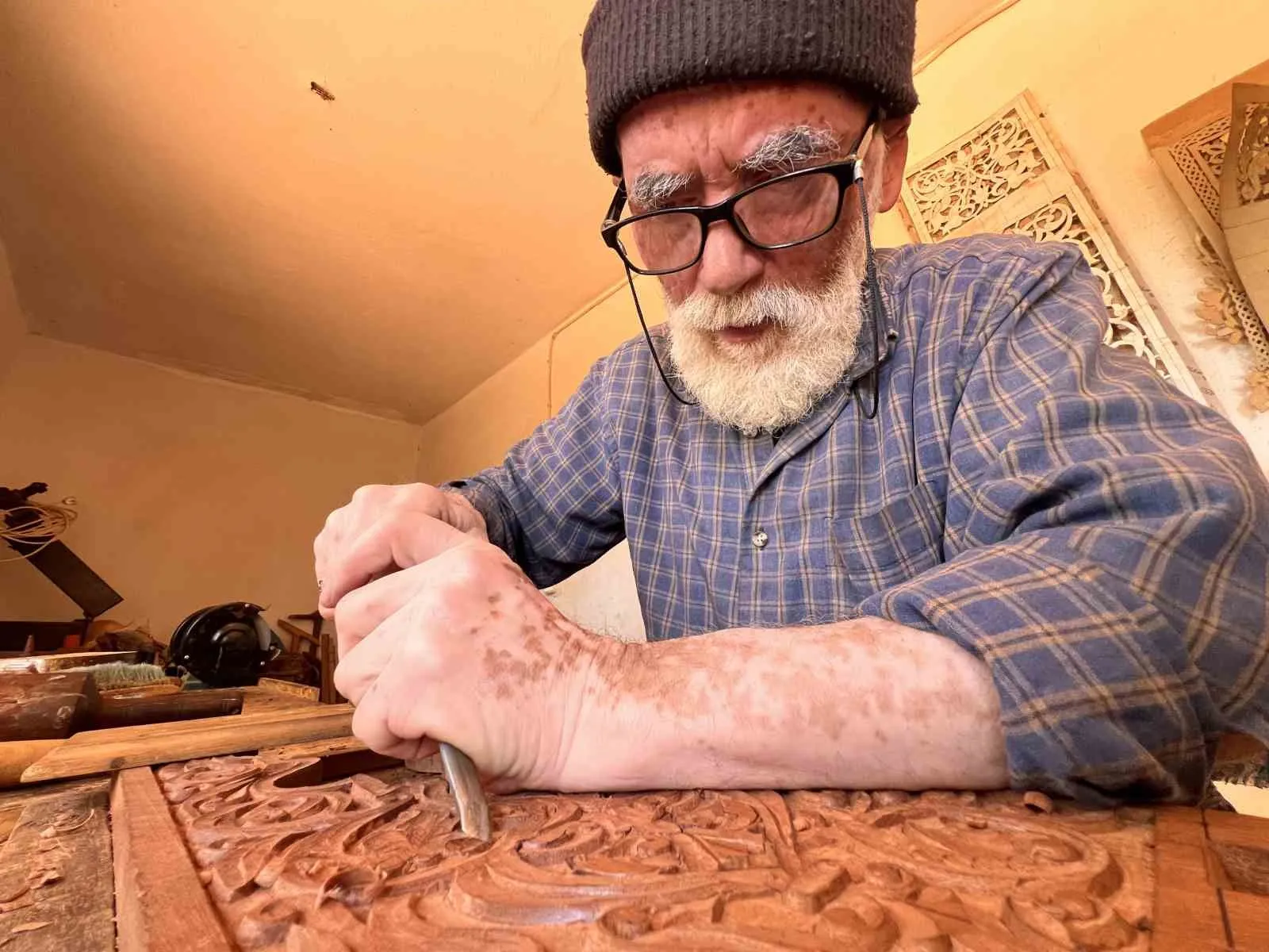 KAHRAMANMARAŞ’IN COĞRAFİ İŞARET TESCİLLİ MARAŞ RAHLESİ, ÜRETİCİLER TARAFINDAN EL EMEĞİ GÖZ NURU ŞEKİLDE ÜRETİLİP GELECEĞE TAŞINIYOR.