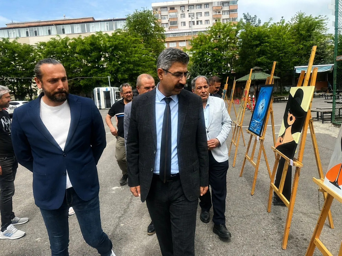 İLÇE MİLLİ EĞİTİM MÜDÜRÜ HÜSAMETTİN ATLI (SAĞDA) SERGİYİ GEZDİ