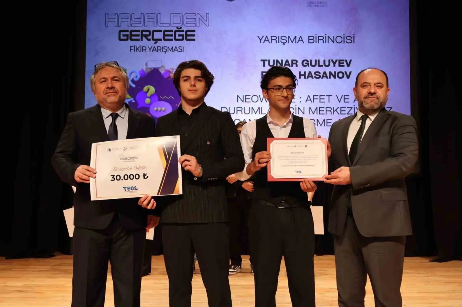 FİNAL PROGRAMINDA DERECEYE GİREN ÖĞRENCİLERE ÖDÜLLERİ TAKDİM EDİLİRKEN, YARIŞMADA İLK 5’E GİREN PROJELERE GİRİŞİMCİLİK VE KULUÇKA DESTEĞİ SAĞLANACAĞI BELİRTİLDİ.