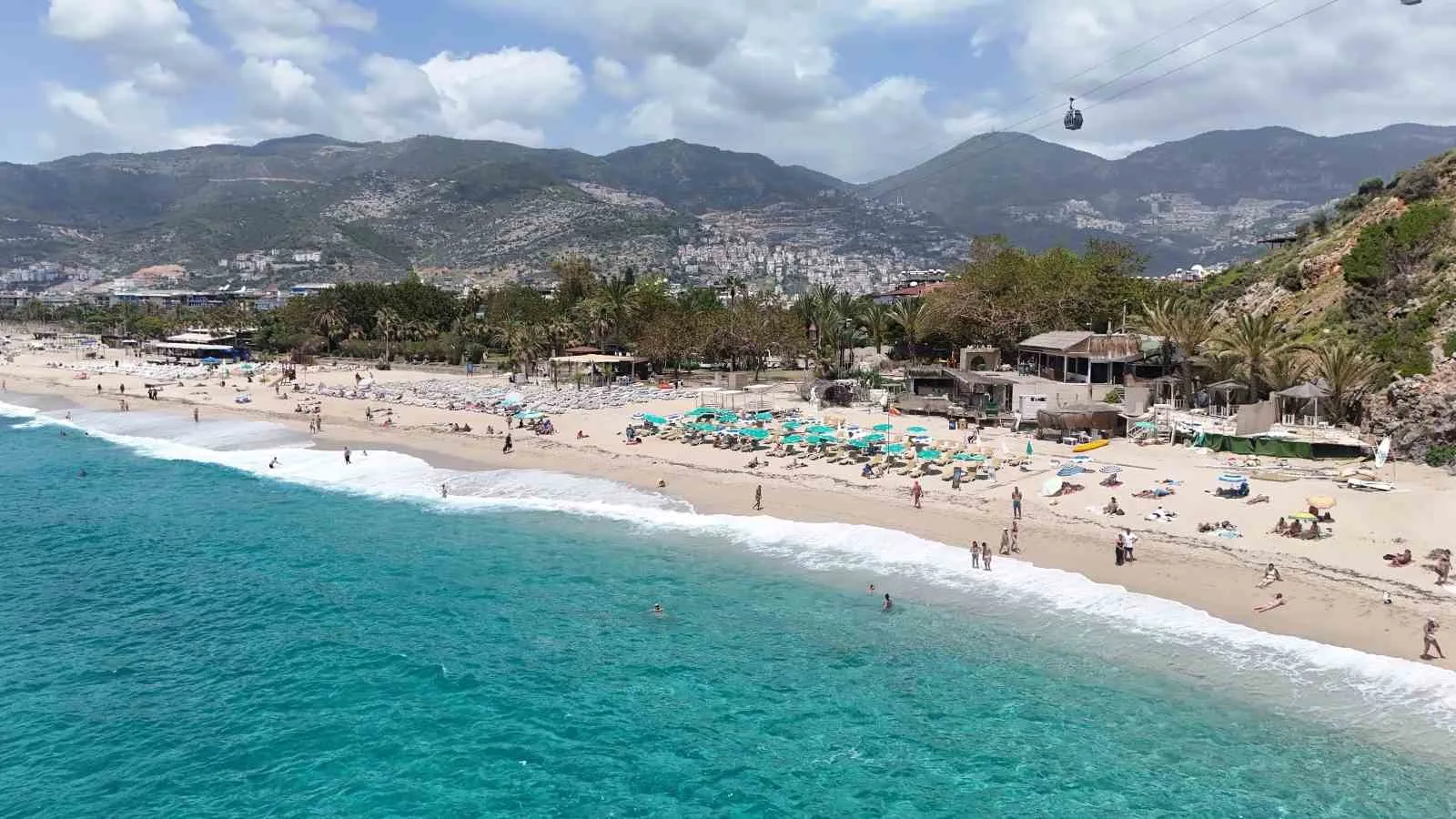 ANTALYA’NIN ALANYA İLÇESİNDE ETKİSİNİ GÖSTEREN YAZ HAVASI, SAHİLLERİ HAREKETLENDİRDİ. YERLİ VE YABANCI TURİSTLER GÜNEŞLİ HAVAYI FIRSAT BİLEREK PLAJLARA AKIN ETTİ.