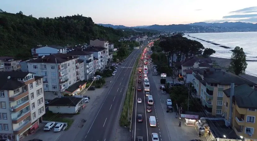 Tatilciler dönüş yolunda Karadeniz Sahil Yolu kilitlendi