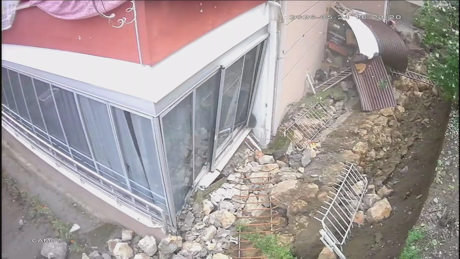 Amasya'da apartman duvarı saniyeler içinde çöktü
